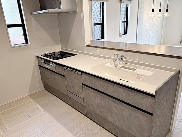 【キッチン】 小さなお子様にも目が届く、使い勝手の良い対面キッチンで楽しくお料理ができます!