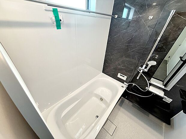 【浴室】 防水性や保温性に優れたシステムバスルーム！洗い場と脱衣所の段差が少なくバリアフリー 