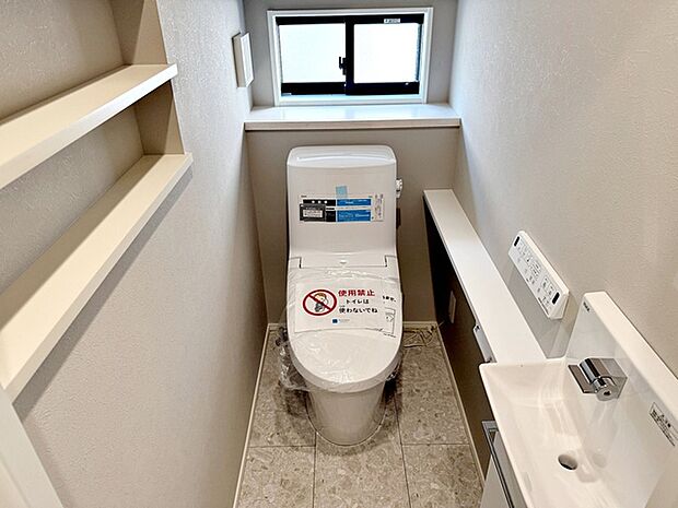 【トイレ】 1、2階共にシャワー機能付!小窓が付いている為換気もスッキリして頂けます。