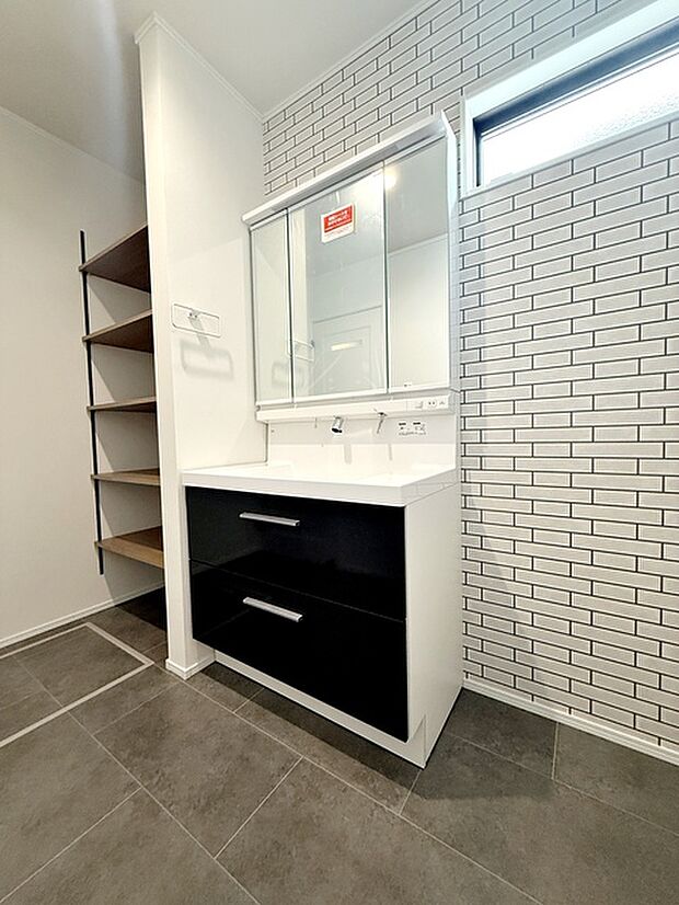 【洗面台】 洗髪・洗面・化粧などができる機能と収納スペースを一体化した洗面台です。 