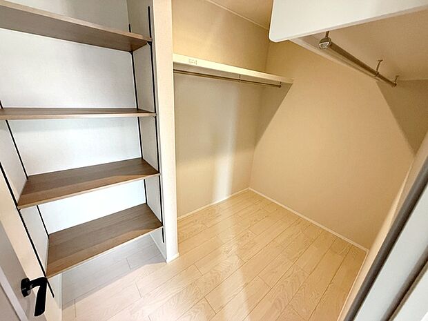 【ウォークインクローゼット】 ハンガーにかけた洋服、帽子やバッグ他収納した物を見渡すことができ整理整頓がしやすい！ 