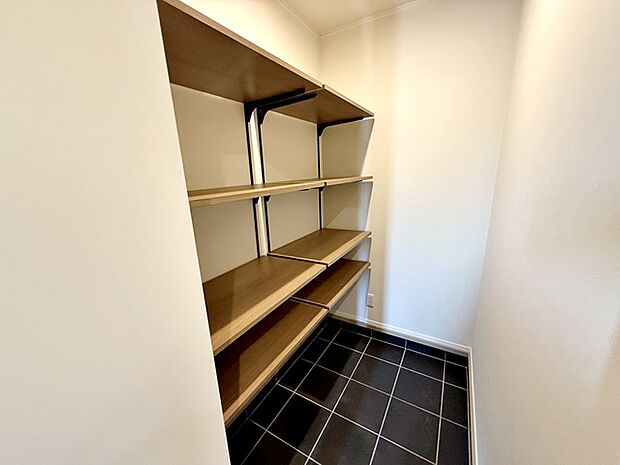 【土間収納】 靴や傘などの収納や、お子様が小さい時に利用するベビーカー等も収納可能 