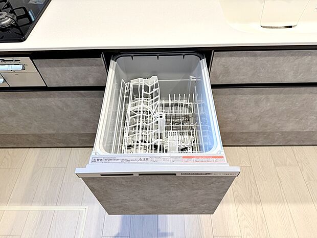 食器洗浄乾燥機は食器と洗剤を入れてスイッチを押すだけ！洗い〜乾燥まで！楽々後片付け！！ 