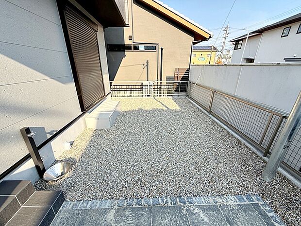 LDKからはお庭に出ることができます！お子様やペットの外遊びにも 