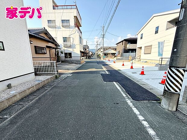 前面道路:西側約6m幅。駐車もスムーズに行えます