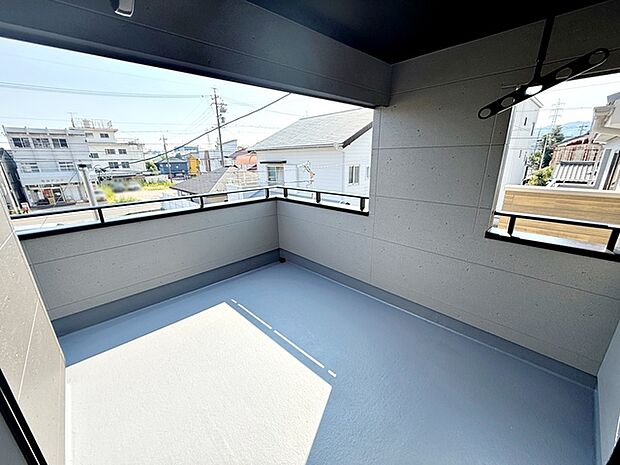 【バルコニー】 2部屋からアクセス可能なインナーバルコニー。急な雨の日の洗濯物も安心です!天気の良い日は、ご家族の洗濯物・お布団をまとめて干せます