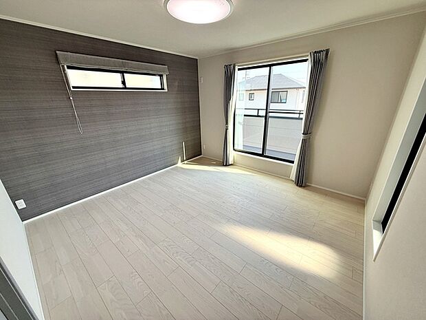 【洋室8帖】 2階の寝室からは広々としたバルコニーに出られます。洗濯物を干していても、屋根付きインナーバルコニーなので急な雨の日でも安心です。 