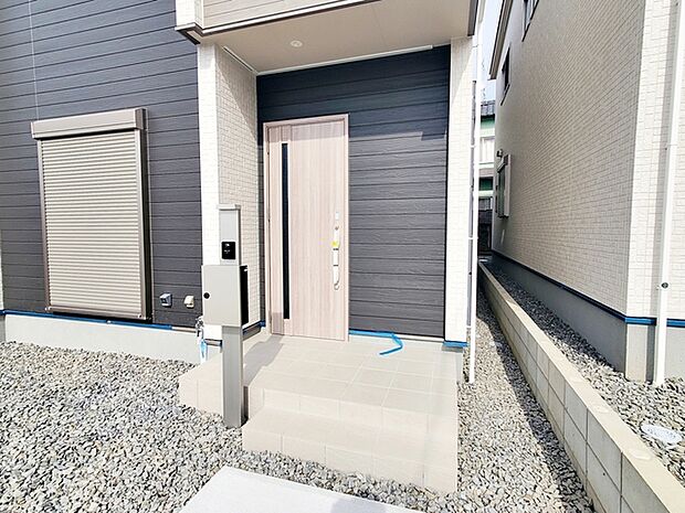 【玄関】 玄関が深い位置にあるので雨に濡れることなく身支度ができます  