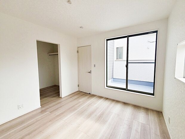 【洋室7帖】 寝室には大きな収納スペースがあり、室内を広々と利用できます！ 