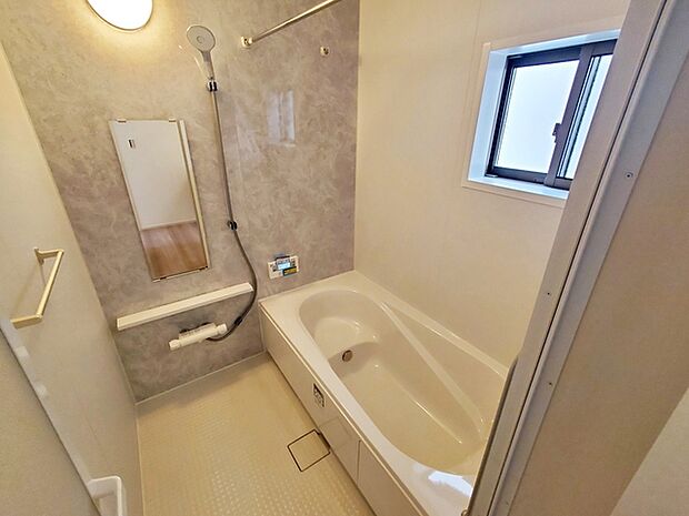 【浴室】 ゆったり入れる浴槽、一坪サイズのゆとりの空間。一日の疲れを癒してくれるくつろぎのバスタイムを…