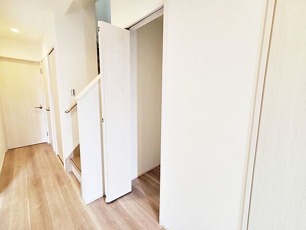 【1階廊下収納】 廊下には収納スペースを設けております!日用品のストックや掃除用品の収納など、様々な面にご活用していただけます!