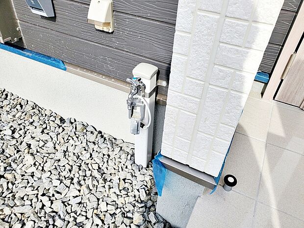 玄関横には立水栓が設置されています!お庭の水撒き、洗車、お掃除、お子様の水遊びなど便利です!