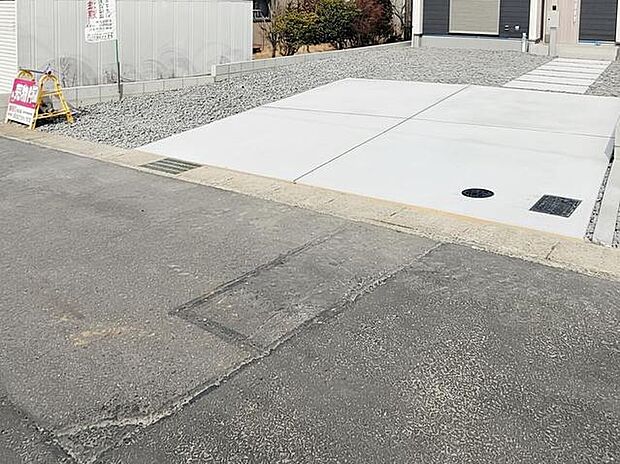 駐車スペースは3台分を確保！並列駐車が可能で車の出し入れもしやすく、運転の苦手な方にも安心です 