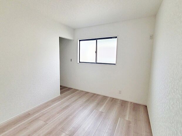 【洋室6帖】 全居室にしっかりとした大きさのクローゼットを完備し、収納スペースも十分です。 