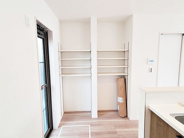 【パントリー】 キッチンにはパントリーを併設。可動棚を設置して食器や食品のストックもキレイに整頓して収納できます。