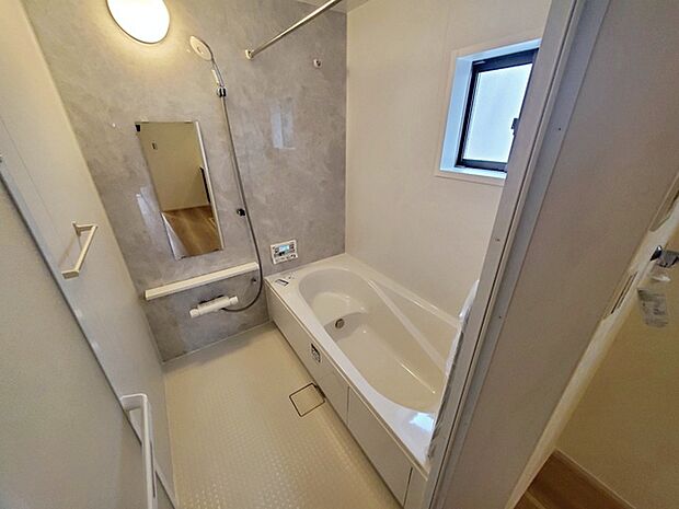 【浴室】 浴室は1坪タイプで親子一緒に入浴しても広くご利用できます！ステップ付きの浴槽は節水効果も。 