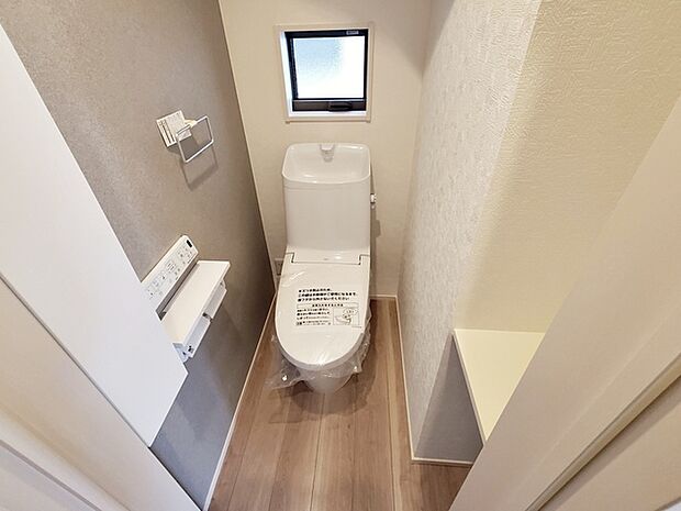 【トイレ】 1、2階共にシャワー機能付!小窓が付いている為換気もスッキリして頂けます。