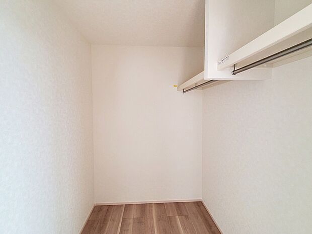 【ウォークインクローゼット】 ハンガーにかけた洋服、帽子やバッグ他収納した物を見渡すことができ整理整頓がしやすい!