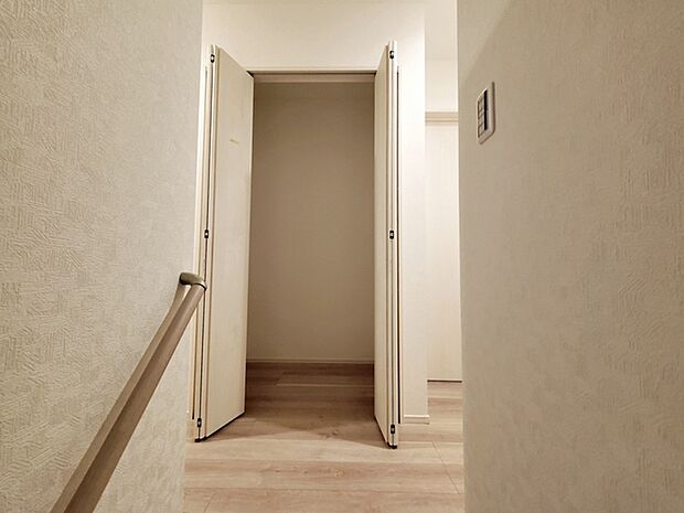 【2階ホール物入】 2階廊下にはご家族の共有収納スペースを設けました。使用頻度が少ないもの、季節的なものの収納に便利!