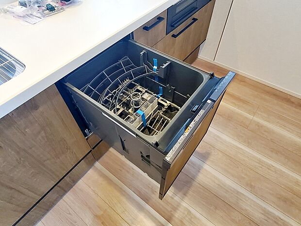 食器洗浄乾燥機は食器と洗剤を入れてスイッチを押すだけ！洗い〜乾燥まで！楽々後片付け！！ 