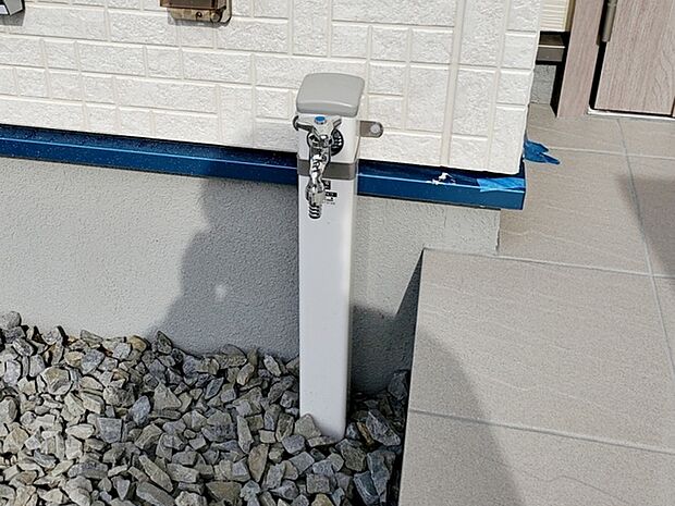 玄関横には立水栓が設置されています！お庭の水撒き、洗車、お掃除、お子様の水遊びなど便利です！ 