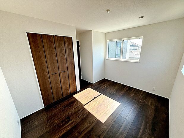 【洋室6.5帖】 ご夫婦の寝室に最適な居室です。家事やお仕事にお疲れなパパ・ママがゆっくり過ごせる空間です 