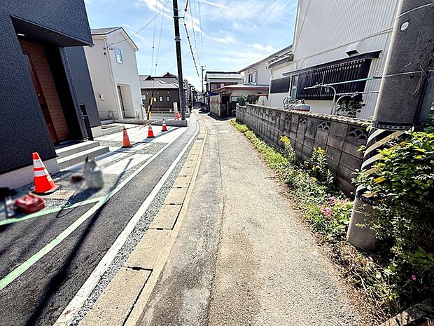 前面道路：西側約3ｍ幅。前面道路は車通り少ないのでお子様も安心して暮らせる環境です 