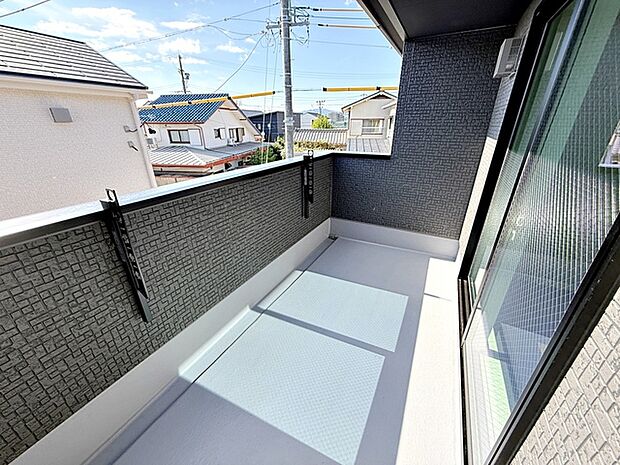 【バルコニー】 陽当たり良好で、晴れた日には洗濯物がカラッと乾きますね