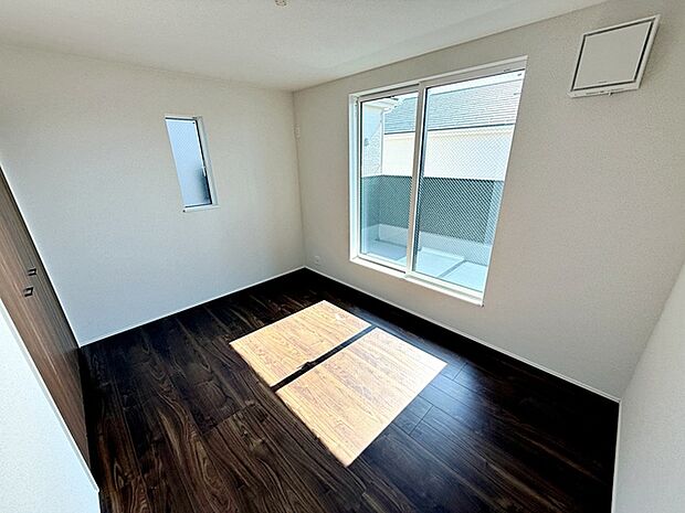 【洋室6帖】 バルコニーに続く大きな窓があり、洗濯物やお布団などをそのまま部屋に取り込むことができます。 