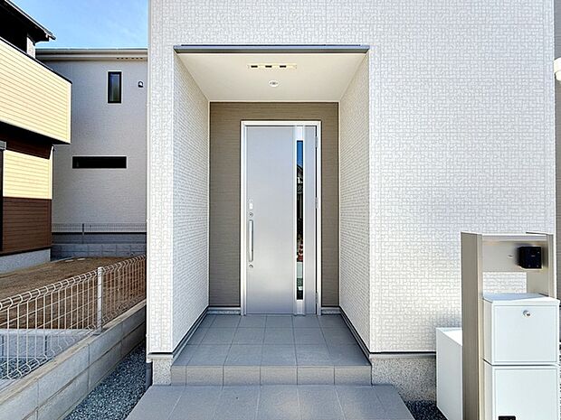 【玄関】 玄関が深い位置にあるので雨に濡れることなく身支度ができます 