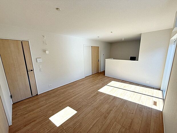 【リビング15帖】 温かみのあるナチュラルテイストのLDK。ダイニングセットを置いてもゆとりがあります！ 