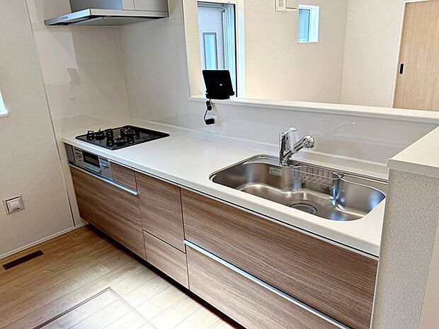 【キッチン】 お料理の用意や後片付けもスマートな対面キッチン。お料理中もリビングのご家族と会話が弾みます 