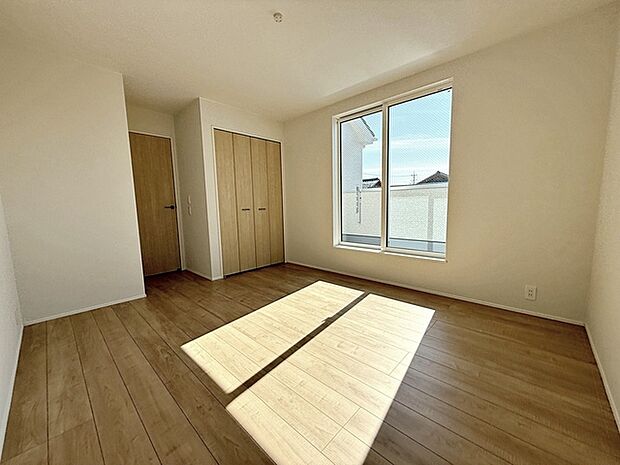 【洋室7.5帖】 キングサイズのベッドも置ける7.5帖のゆとりある主寝室。光も取り入れやすく明るい空間になっています。 