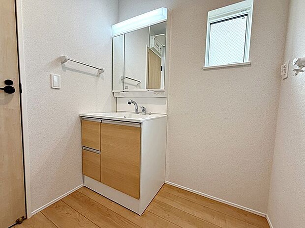 【洗面台】 洗髪・洗面・化粧などができる機能と収納スペースを一体化した洗面台です。 