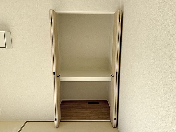 【押入】 来客用の布団などもスッキリ収納することができますね！ 