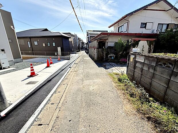 前面道路：西側約3ｍ幅。前面道路は車通り少ないのでお子様も安心して暮らせる環境です 