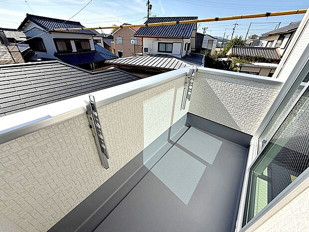 【バルコニー】 太陽の光を直接浴びることができるので晴れの日は乾きも早く快適にお使いいただけます。 