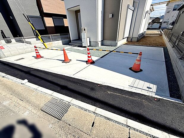 コンクリート駐車場で見た目もオシャレ。車体やタイヤに負担がなく駐車可能な駐車場 