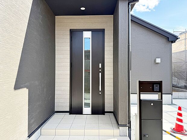 【玄関】 雨の日の出入りも濡れにくい玄関ポーチ