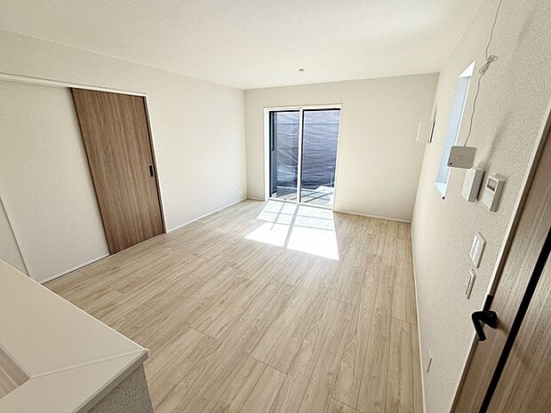 忙しい朝でもご家族揃って食事ができる、ゆとりある大きさのダイニングスペースです!