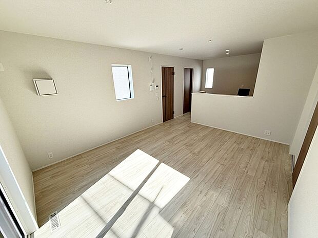 【リビング15帖】 南に面しているので暖かな日差しが部屋を照らします!