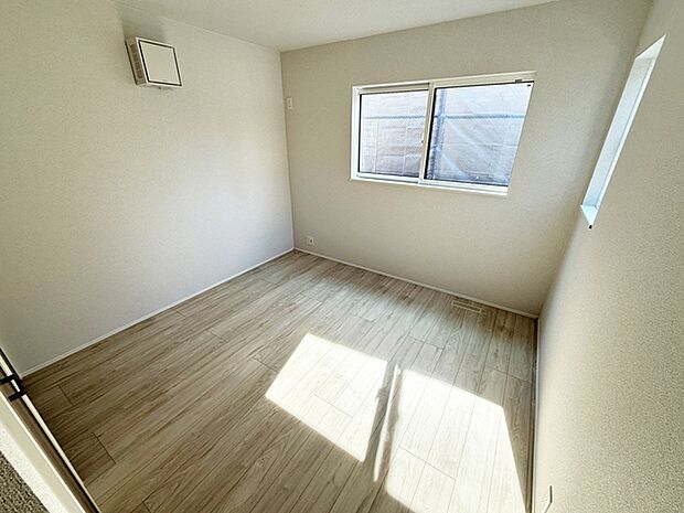 【洋室6.1帖】 南向きならではの恵まれた採光・通風。明るいお部屋は開放感がありますね。 