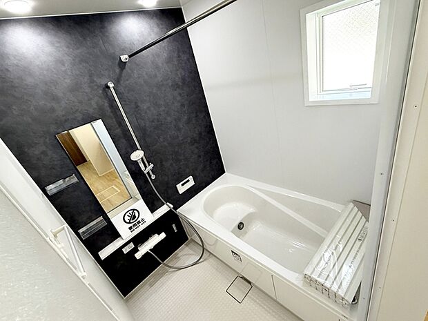 【浴室】 浴室は1坪タイプで親子一緒に入浴しても広くご利用できます!ステップ付きの浴槽は節水効果も。