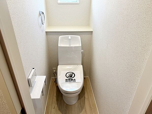 【トイレ】 温水洗浄便座付!窓があるため換気も出来て空気がすっきり!