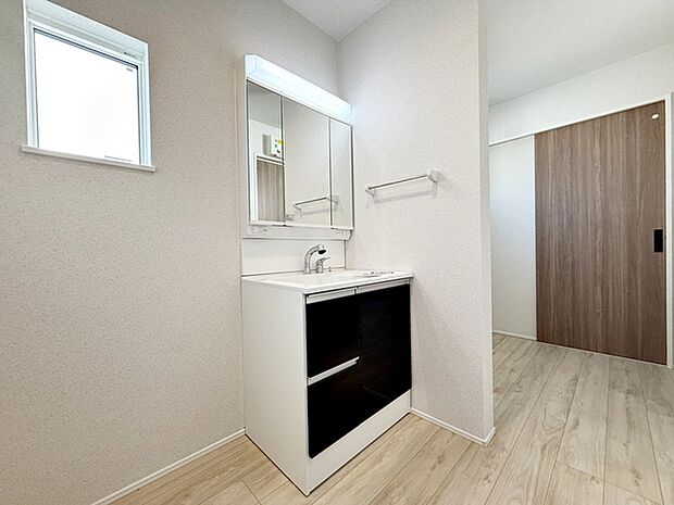 【洗面台】 洗面台の三面鏡の裏には収納があるので、見られたくないものの収納に便利