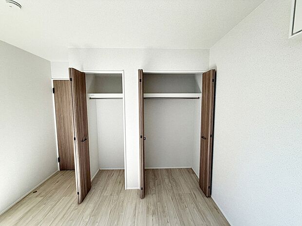 壁面クローゼットがあればタンスを置く必要がなく、出っ張りのないスッキリ空間を維持できます。