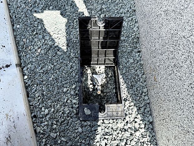 玄関横には散水栓が設置されています！お庭の水撒き、洗車、お掃除、お子様の水遊びなど便利です！ 