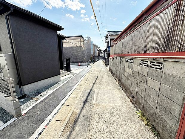 前面道路:西側約3m幅。前面道路は車通り少ないのでお子様も安心して暮らせる環境です