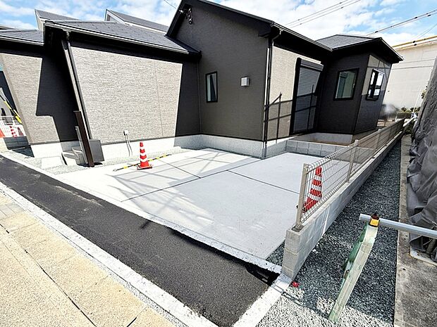 駐車スペースは2台分を確保!並列駐車が可能で車の出し入れもしやすく、運転の苦手な方にも安心です