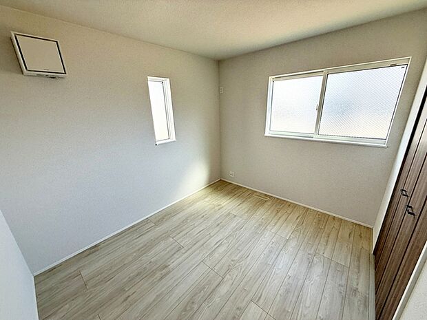 【洋室5.2帖】 2面採光で、晴れの日の日中はいつも明るい室内に。窓を開放すれば気持ちの良い風が入ります。